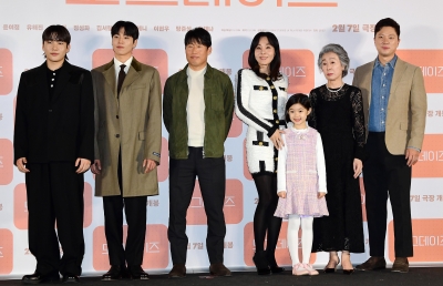 [종합] 윤여정→이현우, '개'따뜻한 '도그데이즈'…"반려견 있는 인간다운 영화"