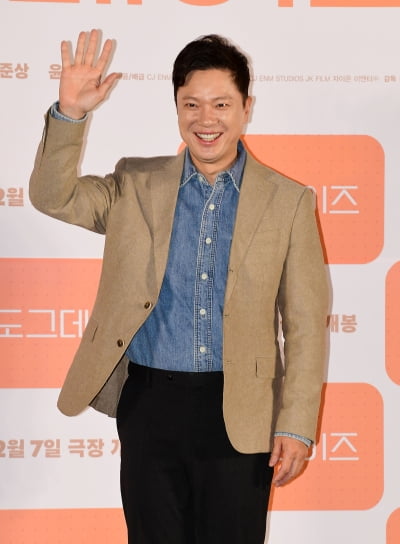 [TEN포토]정성화 '호탕한 인사'
