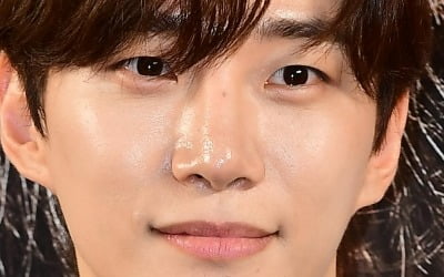 イ・ジュノファン、誕生日記念家庭内暴力被害児童の後援金の伝達