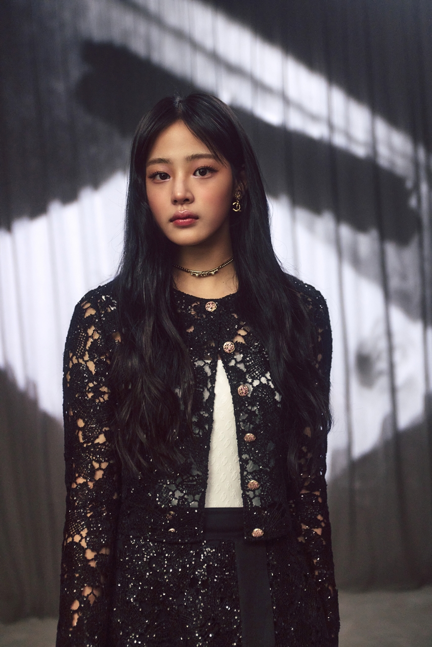 뉴진스 민지, 처음 간 명품 C사 컬렉션쇼…담담한 표정 고상한 자태
