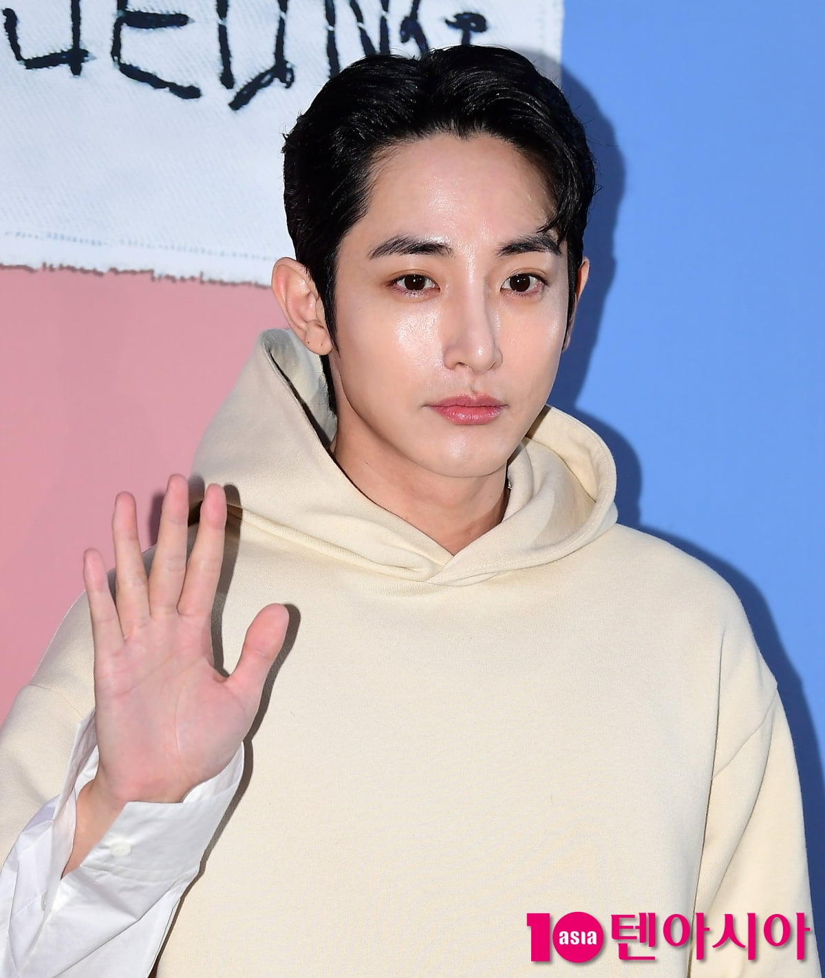 [TEN포토]이수혁 '뱀파이어 외모'