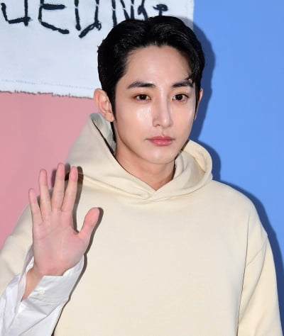 [TEN포토]이수혁 '뱀파이어 외모'
