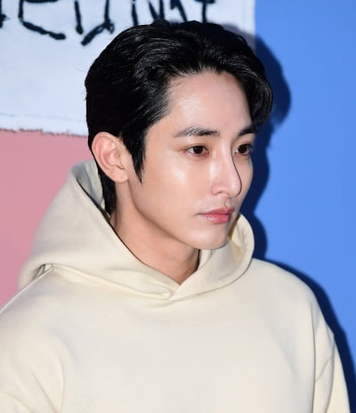 [TEN포토]이수혁 '샤프한 옆선'