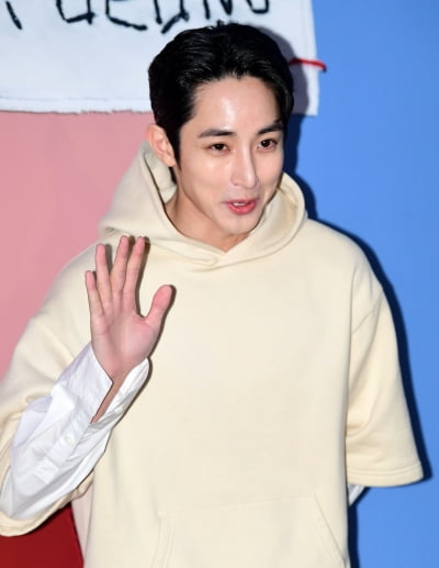 [TEN포토]이수혁 '하트는 사양중'