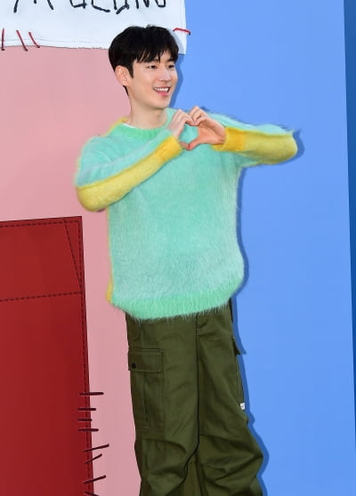 [TEN포토]이제훈 '하트 드려요'