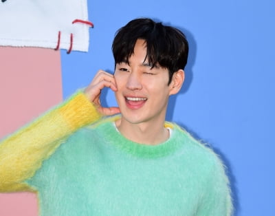 Lee Je-hoon, cuteness that melts away the cold... radiating puppy-like charm