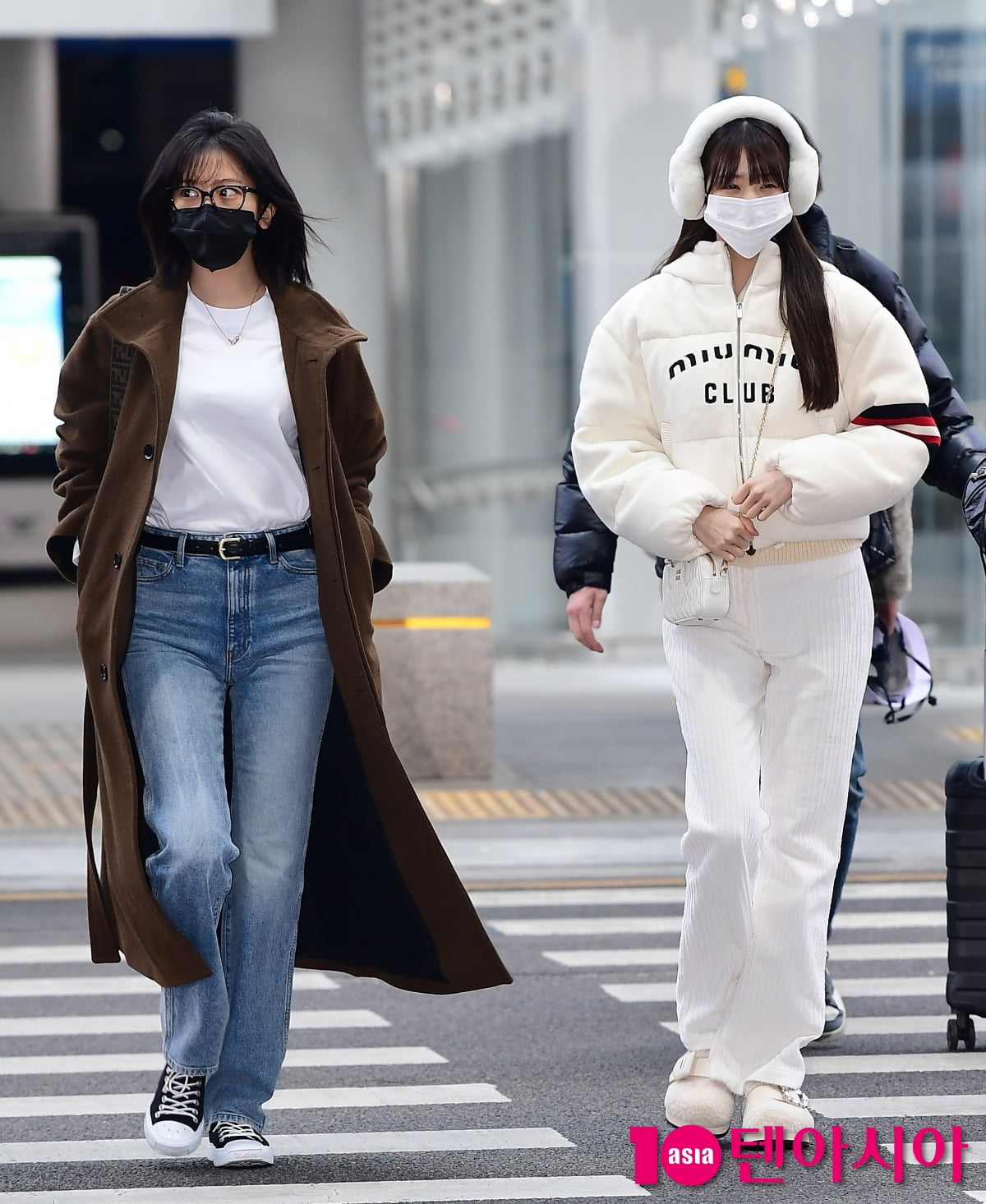 [TEN포토]아이브 안유진-장원영 '횡단보도가 런웨이'
