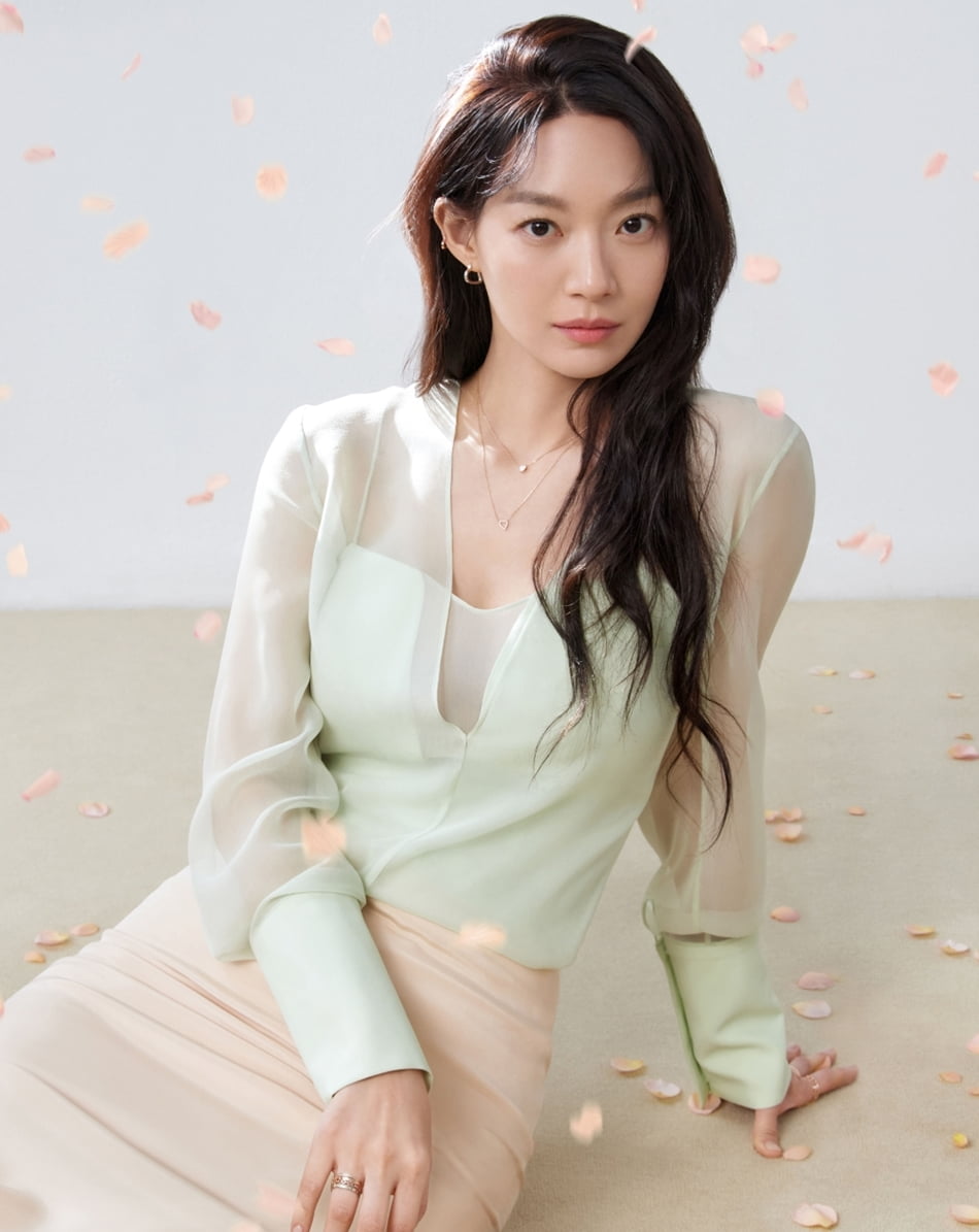 배우 신민아. /사진 제공=디디에 두보 2024 SS 므와 컬렉션 광고 캠페인 