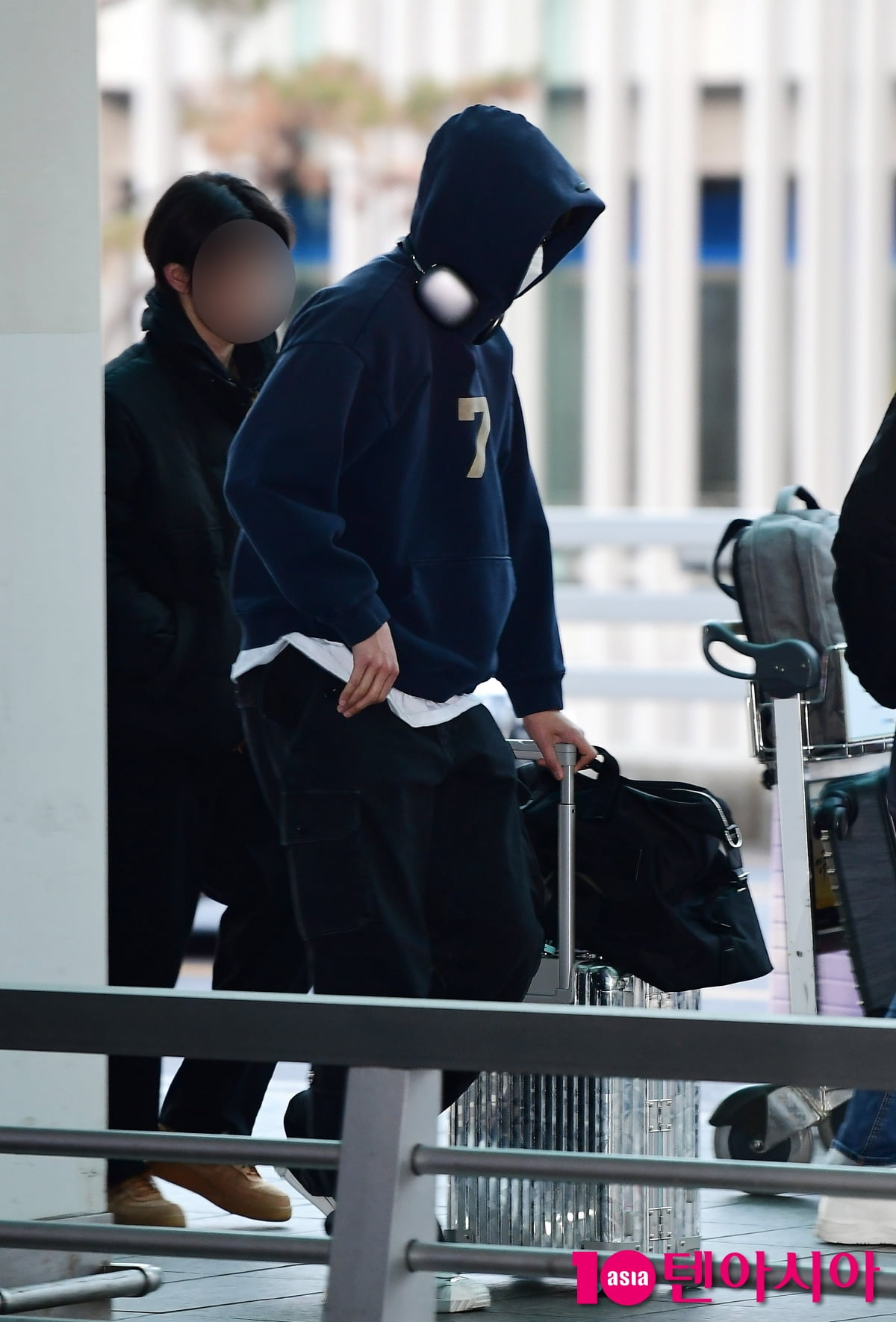[TEN포토]로운 '직접 캐리어 끌고 출국'