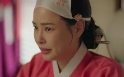 Lee Hanee took off her mask and revealed her face.