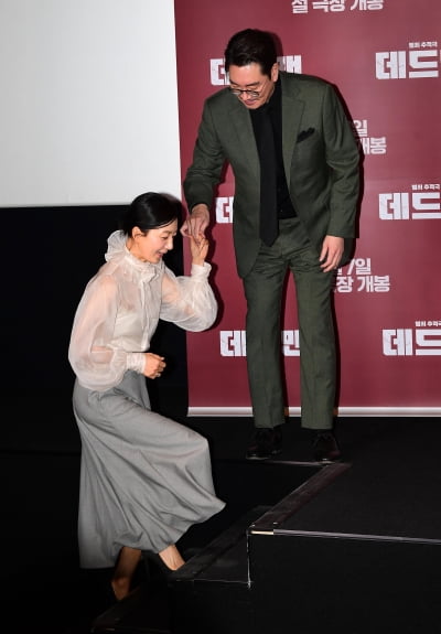 [TEN포토]조진웅 '김희애 에스코트'