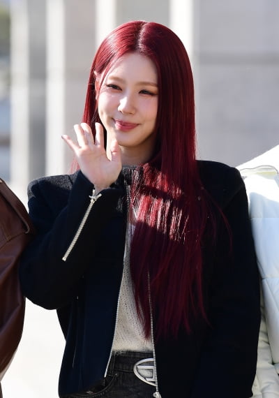[TEN포토]여자아이들 미연 '손 흔드는 인형'