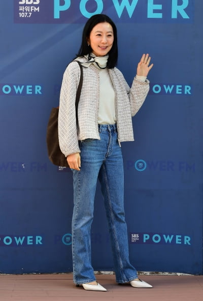 [TEN포토]김희애 '청바지가 잘 어울리는 여배우'