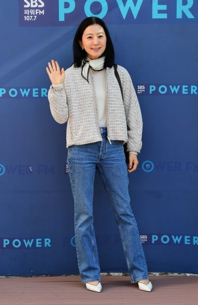 [TEN포토]김희애 '햇빛도 질투하는 미모'
