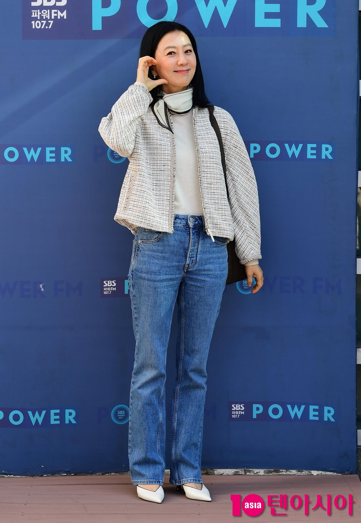 김희애, 봄을 입었네...청바지+흰티면 충분해[TEN포토+]