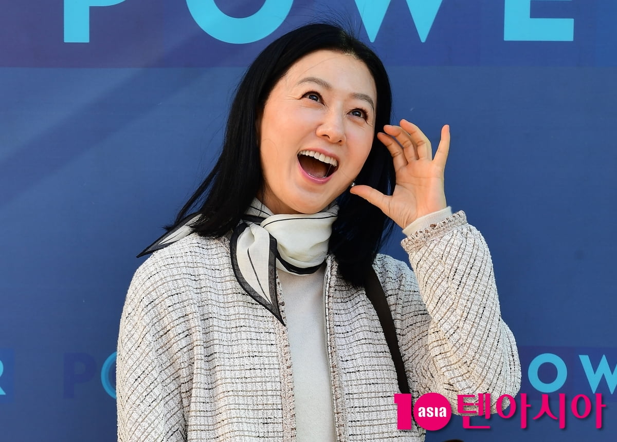 김희애, 봄을 입었네...청바지+흰티면 충분해[TEN포토+]