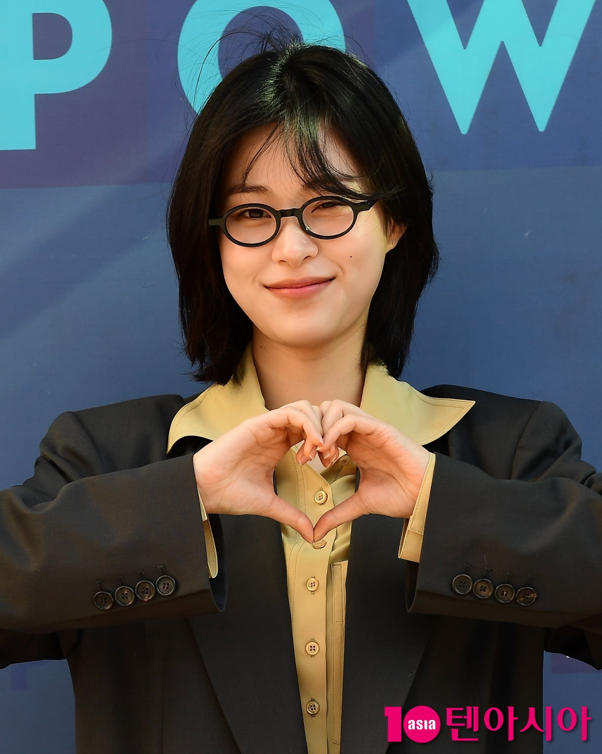 [TEN포토]이수경 '하트+윙크가 동시에'