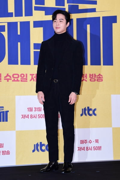 [TEN포토]오민석 '올블랙의 빌런'