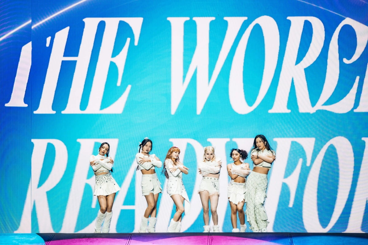 'JYP 新 걸그룹' VCHA, 트와이스 월드투어서 글로벌 눈도장 찍었다