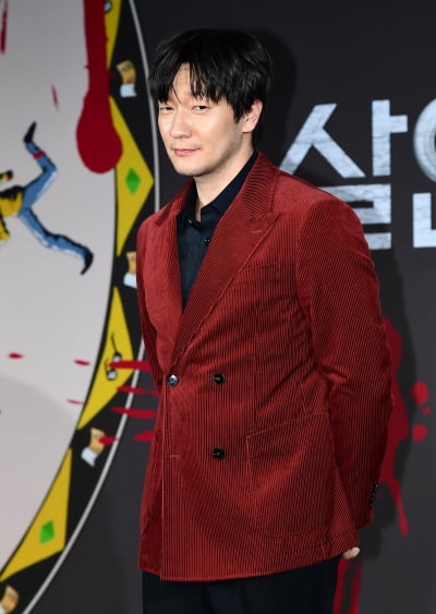 Son Seok-gu shows another charm as a reporter character in the movie 'Troll Factory'