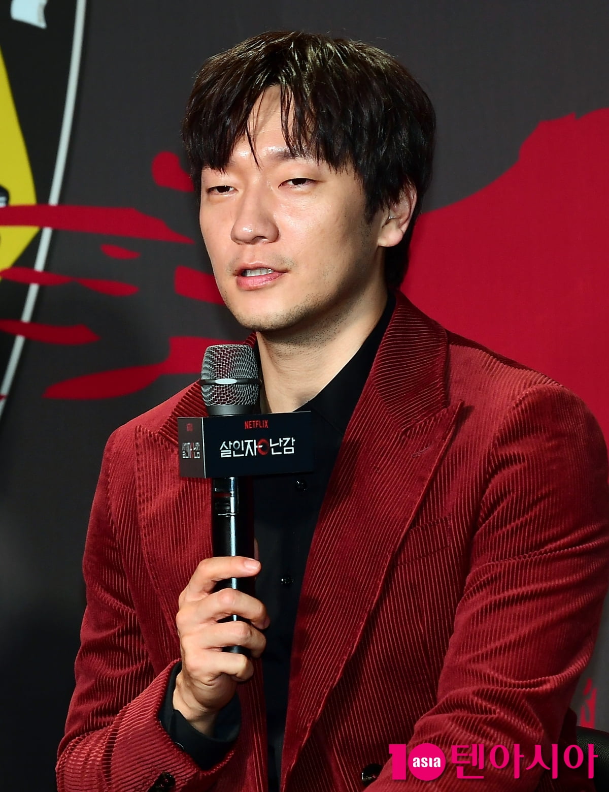 [TEN포토]손석구 '수염과 풍선껌으로 더 섹시한 형사로 변신'