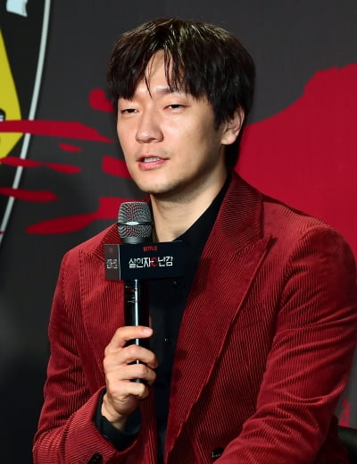 [TEN포토]손석구 '수염과 풍선껌으로 더 섹시한 형사로 변신'