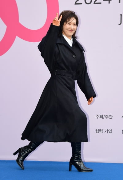 [TEN포토]정경순 '강지원 시어머니의 브이'