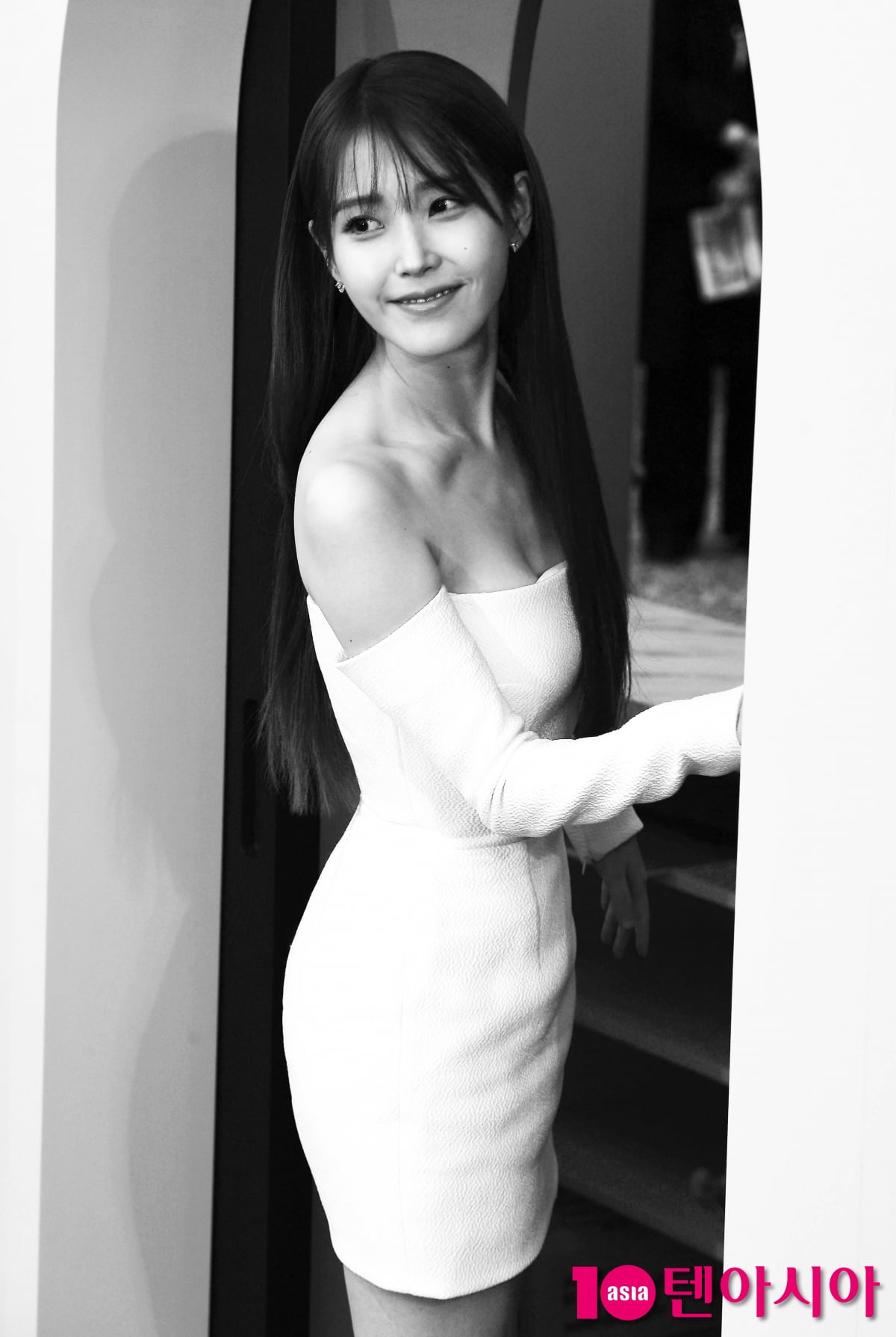 [TEN포토]아이유 '뒤돌아보면 심쿵'