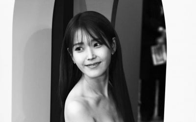 IU, shines no matter what she wears...pretty is her constitution