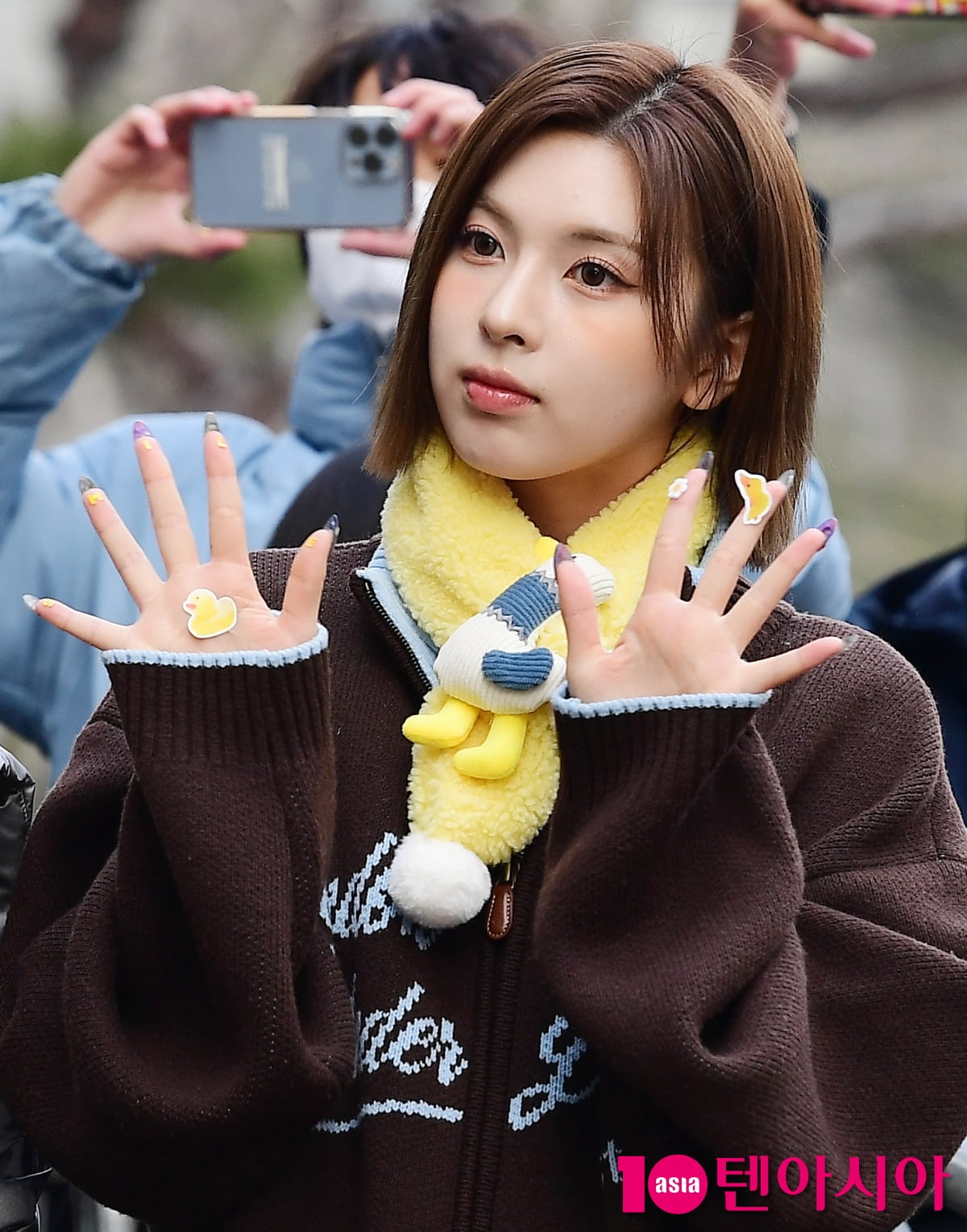 [TEN포토]엔믹스 배이 '손 흔드는 인형'