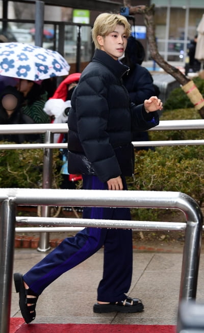 [TEN포토]JD1 '편안한 복장 출근길'