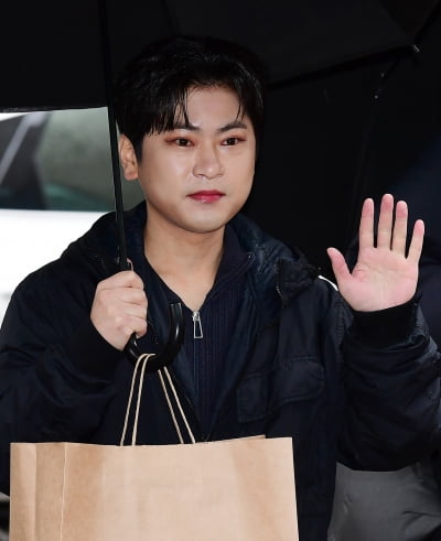 [TEN포토]라포엠 박기훈 '방송에서 만나요'