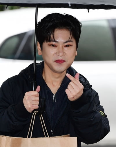 [TEN포토]라포엠 박기훈 '짙은 레드립'