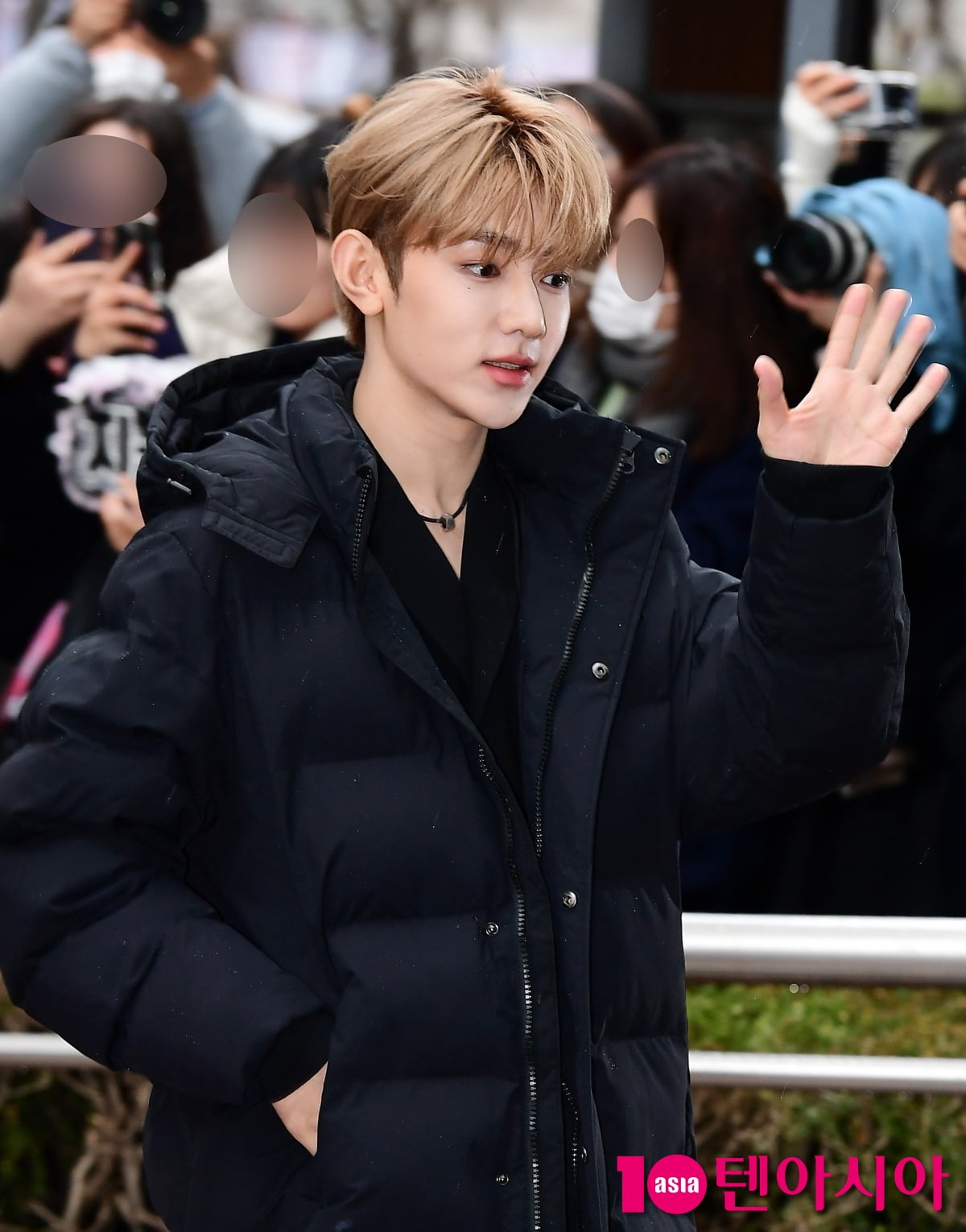 [TEN포토]제로베이스원 장하오 '손 흔드는 인형'