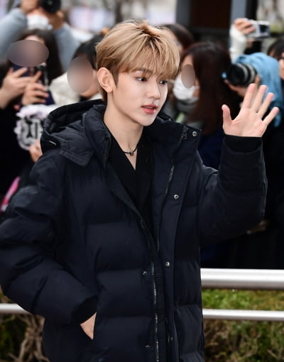[TEN포토]제로베이스원 장하오 '손 흔드는 인형'