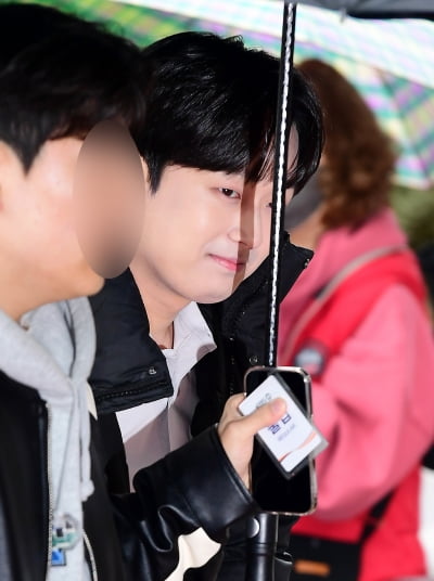 [TEN포토]이찬원 '가려도 멋짐'