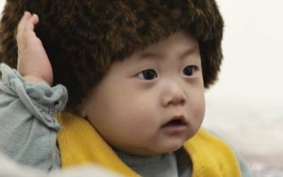 '정담♥' 허니제이, 딸 러브 앞 파격 의상 들고 머쓱 "아동용 아니라 엄마 옷"('슈돌')