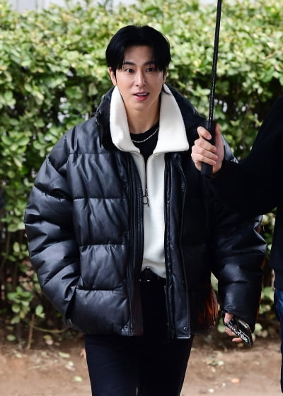 [TEN포토]유노윤호 '수 많은 취재진에 깜짝이야'