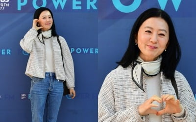 피부에 주름 하나 없네…'50대 후반' 김희애, 단돈 7만원 스카프로 뽐낸 봄 패션