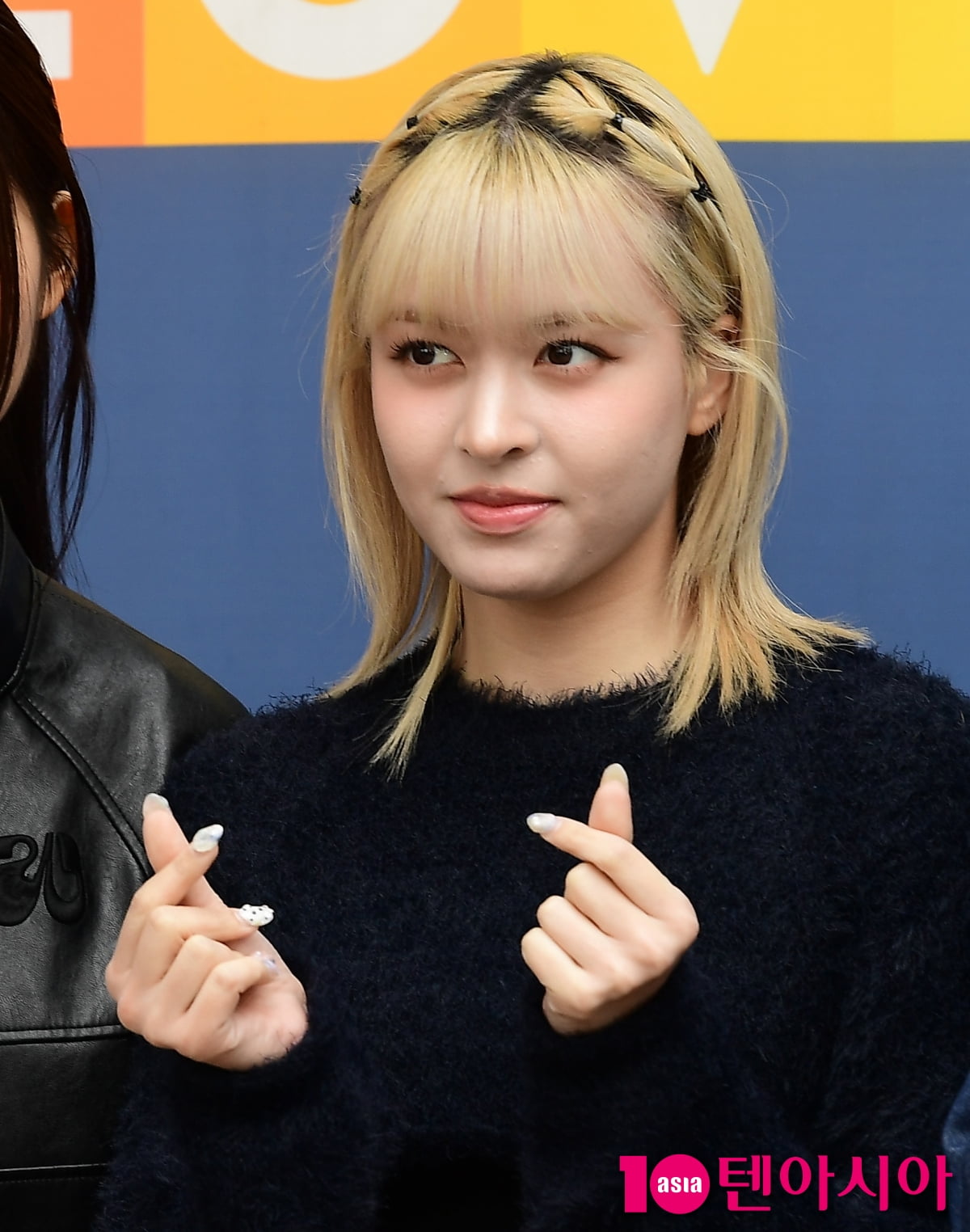 [TEN포토]엔믹스 릴리 '귀여운 하트'