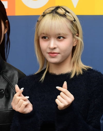 [TEN포토]엔믹스 릴리 '귀여운 하트'