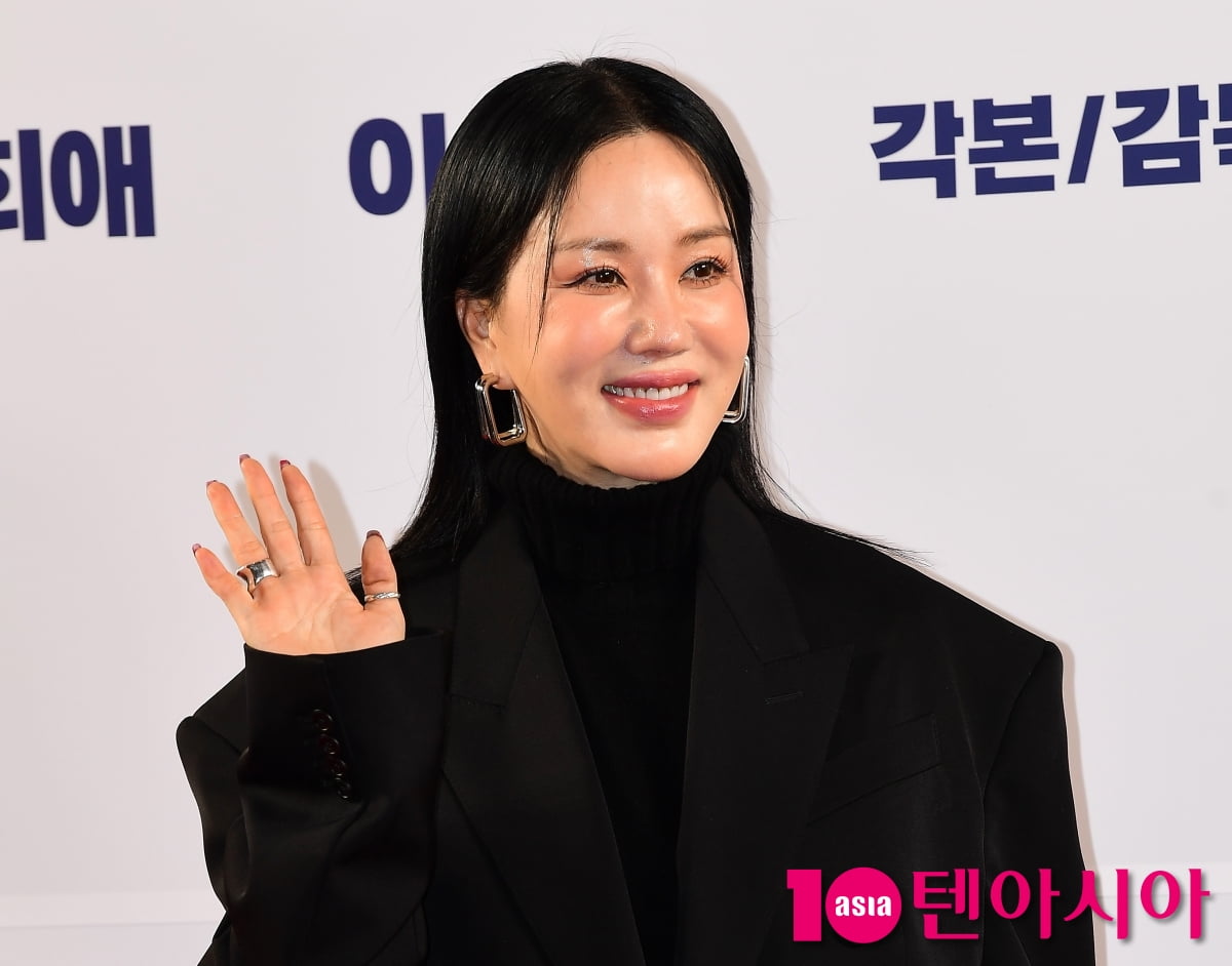 [TEN포토]엄정화 '여유로운 인사'