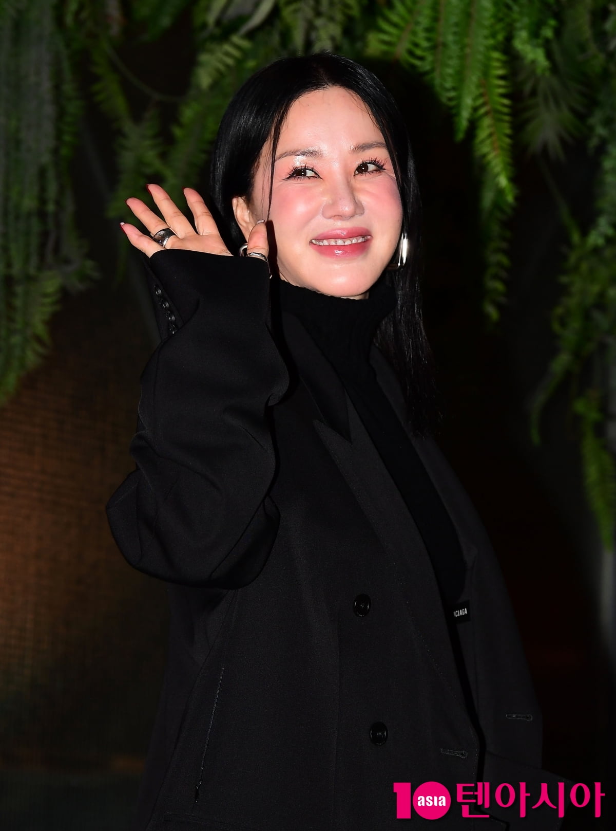 [TEN포토]엄정화 '뒤돌아보면 심쿵'