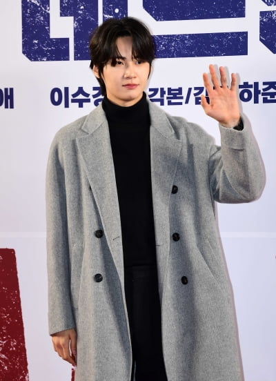 [TEN포토]이진혁 '훈훈한 인사'