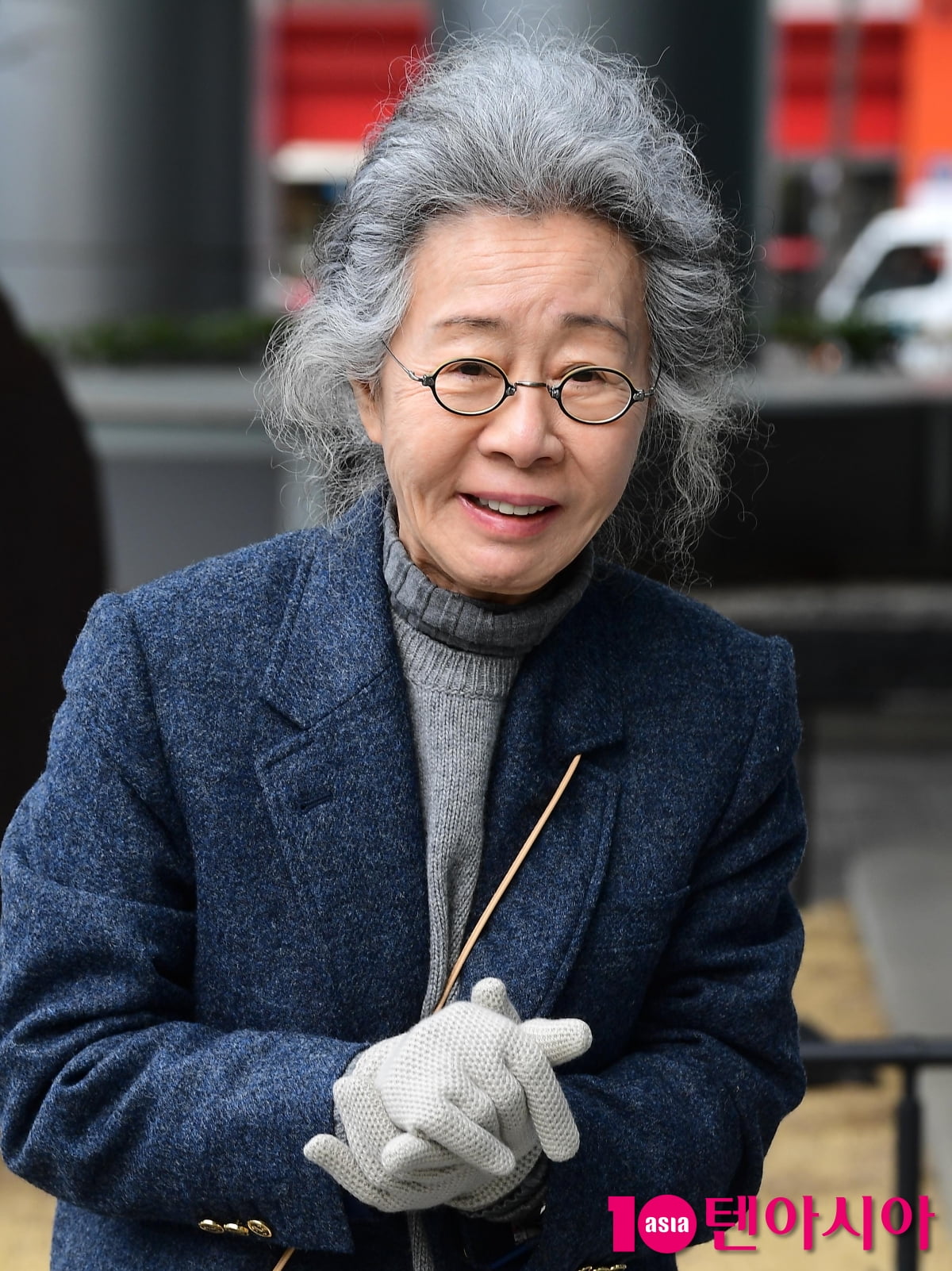 [TEN포토]윤여정 '추위 녹이는 따뜻함'