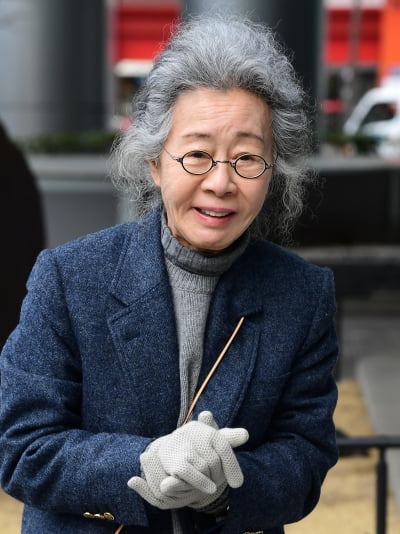 [TEN포토]윤여정 '추위 녹이는 따뜻함'