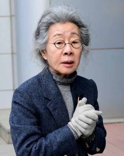 [TEN포토]윤여정 '하트는 안해'