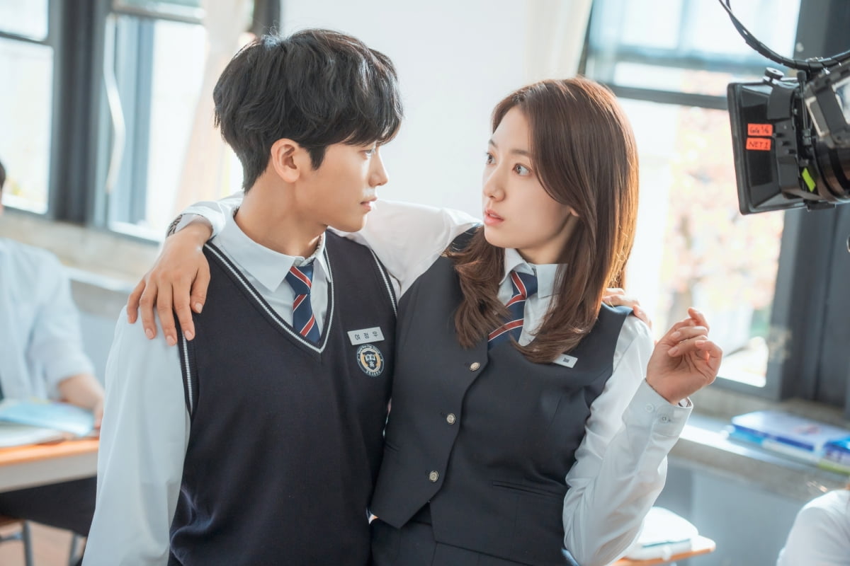 박신혜, 출산 후 3년 만에 복귀에도 '교복핏 찰떡'…♥박형식과도 달달('닥터슬럼프')