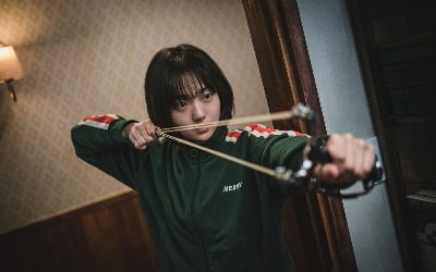 '킬러들의 쇼핑몰', 새총을 쏘던 소녀가 진짜 총을 손에 쥔 이유[TEN리뷰]