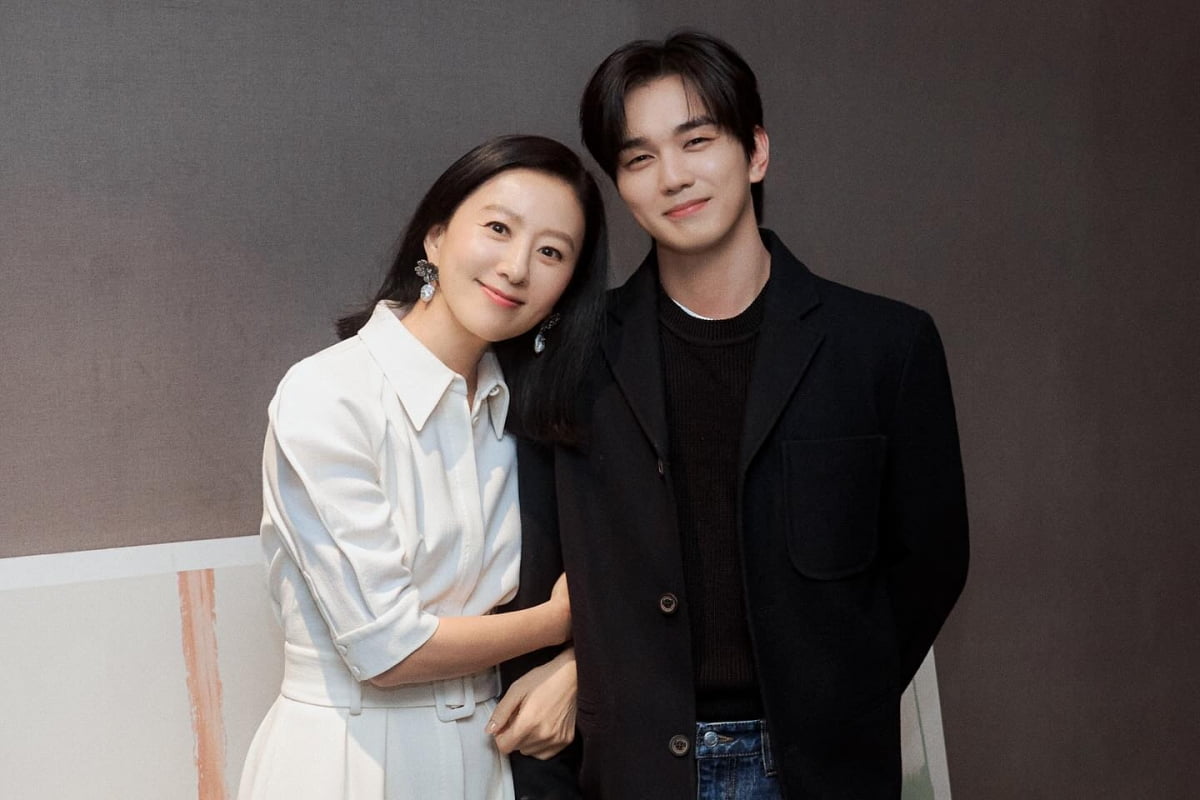 김희애, 장성한 아들 유승호와 만났다 "엄마 미소가 저절로 나와"[TEN이슈]